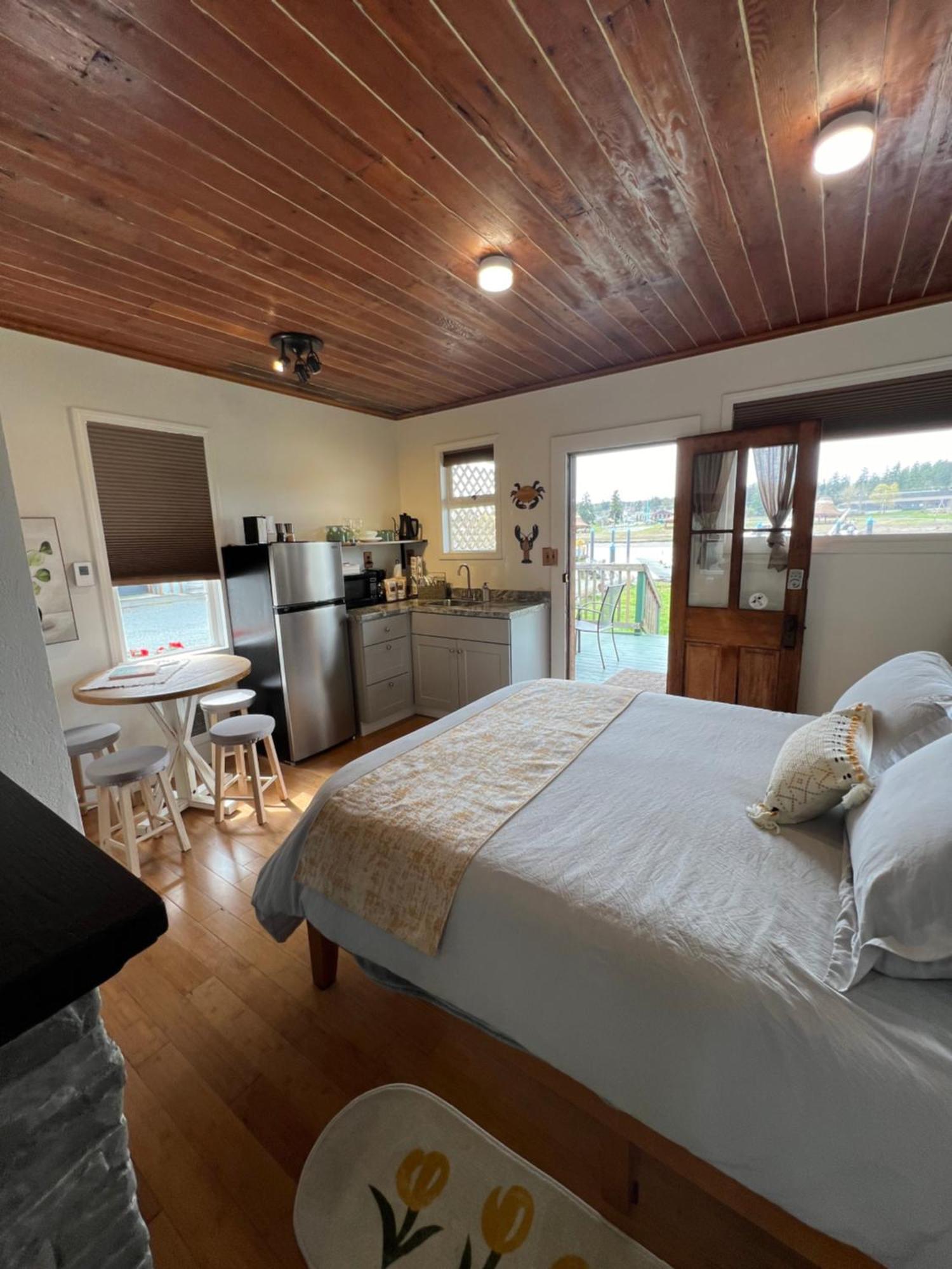 Bridge Tender Shack With Hot Tub On Deck La Conner Exterior photo