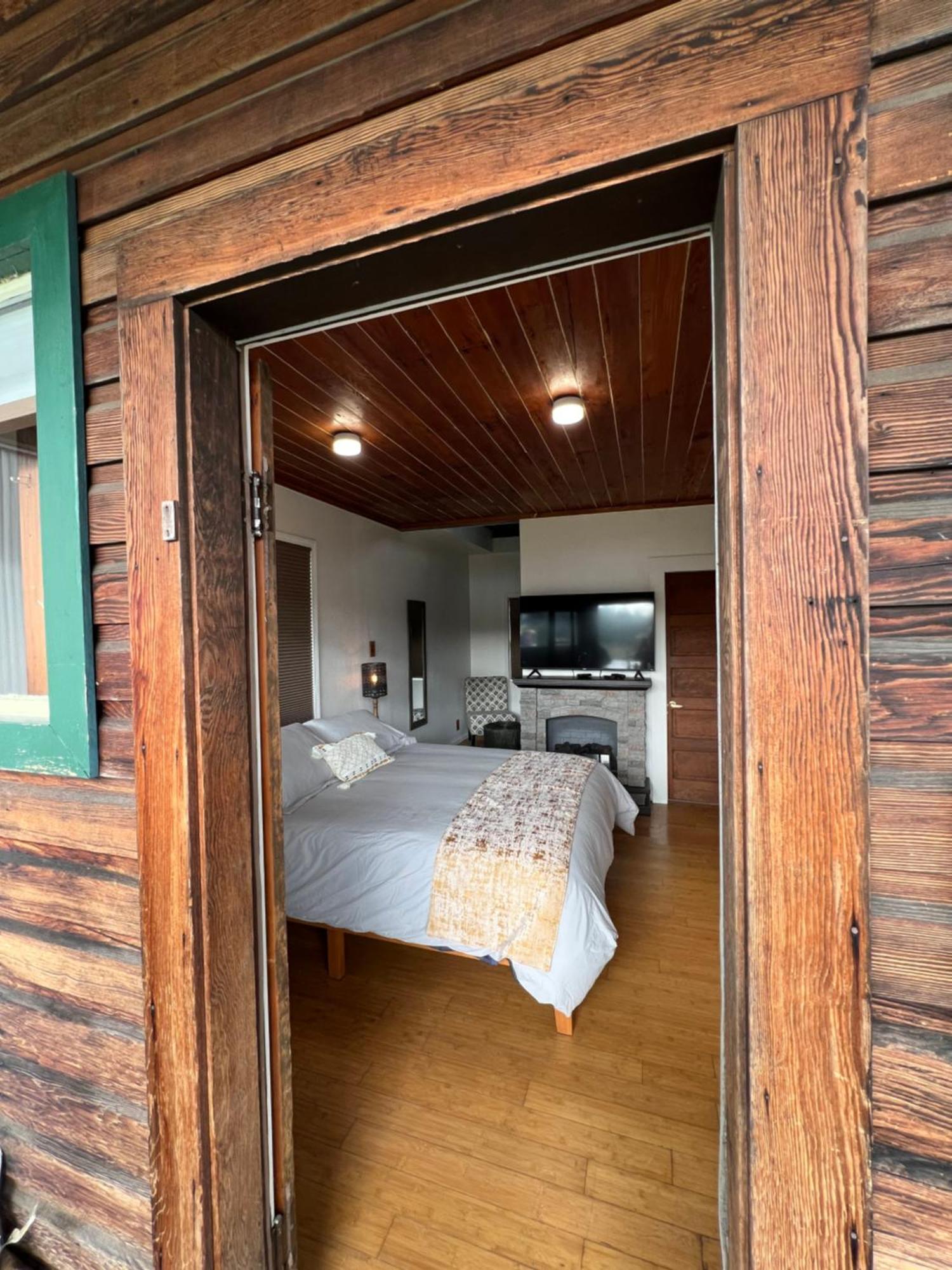 Bridge Tender Shack With Hot Tub On Deck La Conner Exterior photo